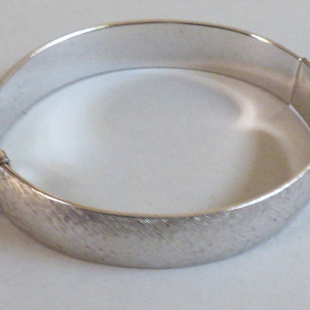 VTG Retro Elegant MONET SIlver Tone Texture Pattern Hinged oval Bangle Bracelet - Picture 3 of 8